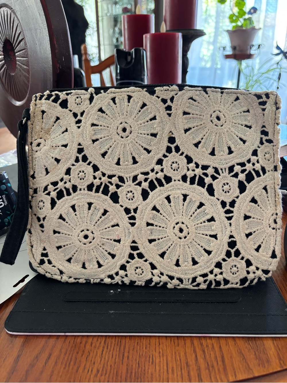 Women's Crochet Circle Pattern Clutch Bag - Black & Cream Arizona Jean